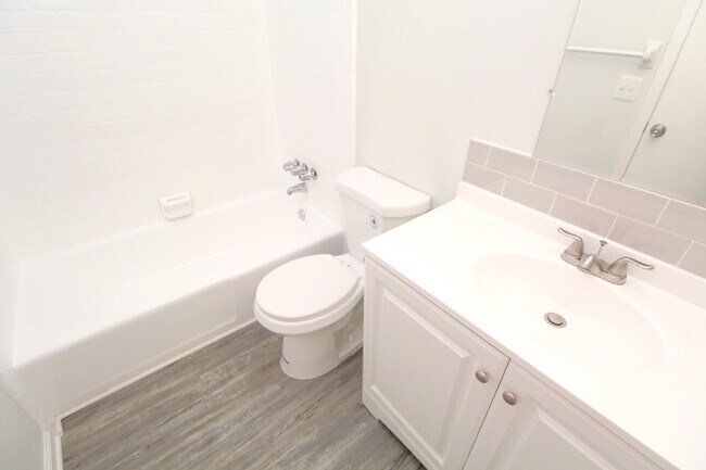 Building Photo - Bright and Fresh 1-Bedroom Apartment with Easy Access to UWF and West Florida Hospital