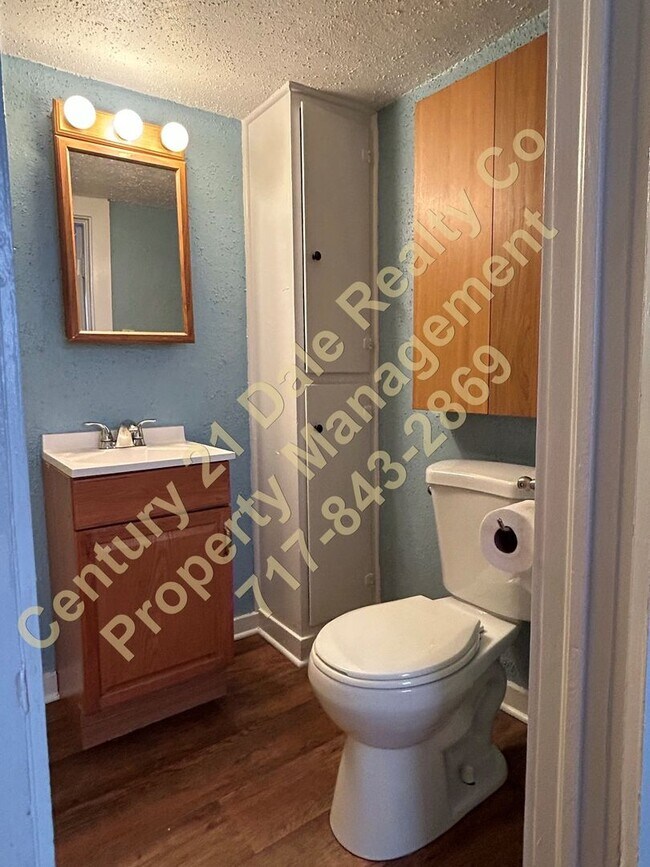 Building Photo - Large 2 Bedroom Apartment in Eastern Schoo...