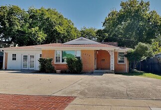 Building Photo - Move in by 12/15/2025 and receive 50% off your first full month’s rent!