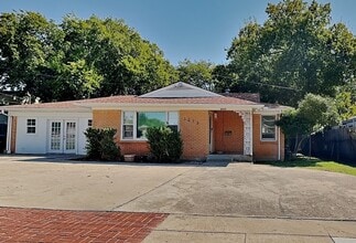 Building Photo - ONE OF A KIND GEM IN FORT WORTH!