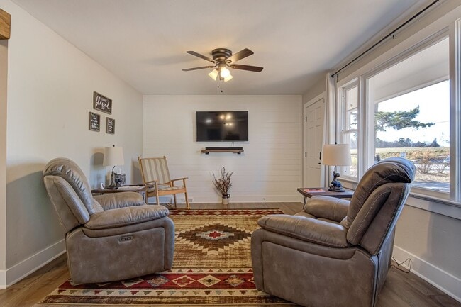 Building Photo - Fully Furnished Modern 3 bedroom Home!