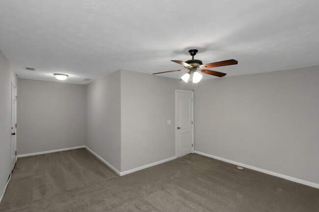 Building Photo - Spacious 4-Bedroom Split Foyer with 3 Bath...