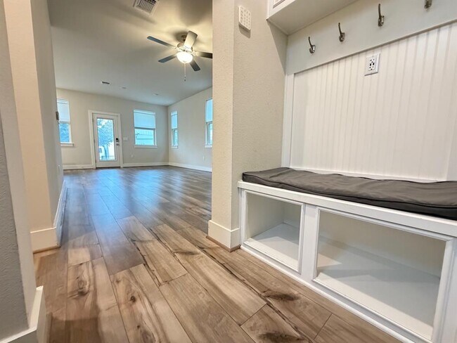 Building Photo - 7417 Acela Trl