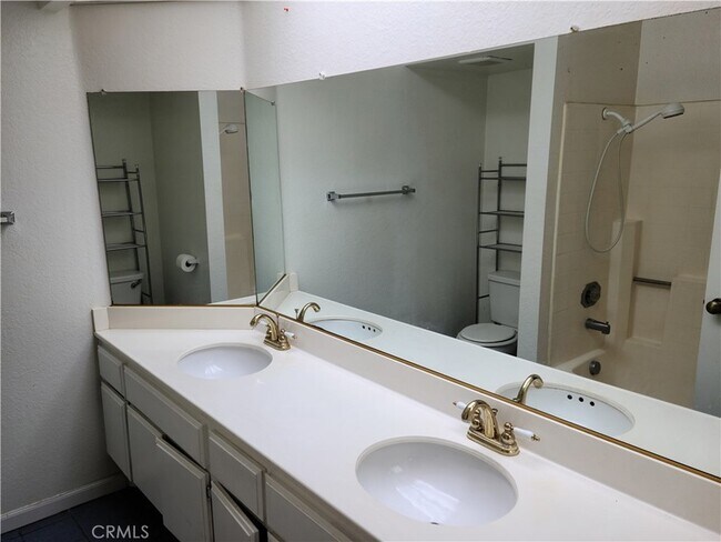 Building Photo - 998 Ashford Cir