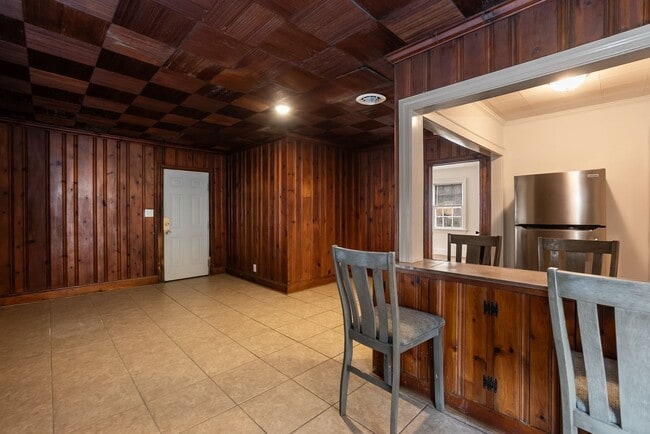 Building Photo - 3 Bed/2 Bath with a great back yard!