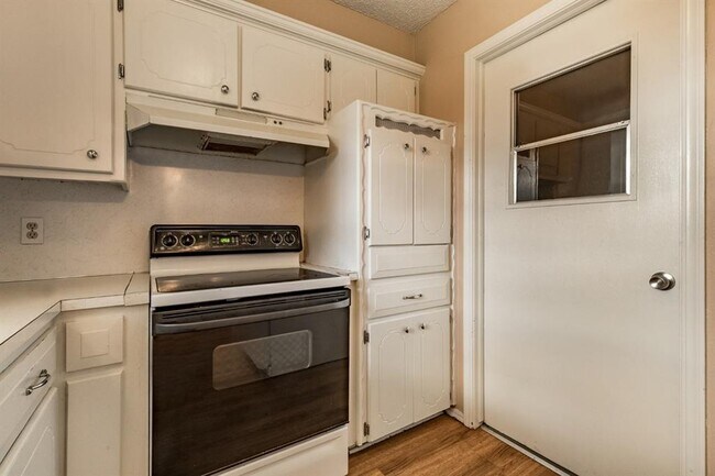 Building Photo - 1220 E Brooks St