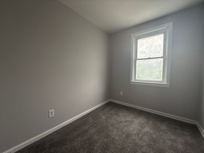 Building Photo - 556 Chalcot Square