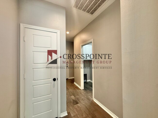 Building Photo - Tour Today! 2 Bedroom 2 Bath Duplex!
