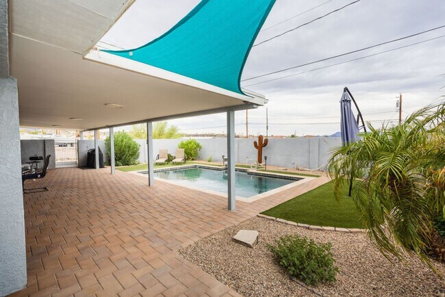 Building Photo - 3 BEDROOM 2 BATH 2 CAR GARAGE POOL HOME W/...
