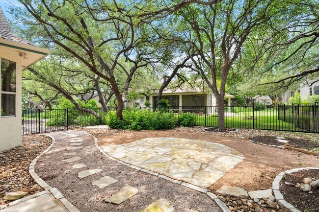 Building Photo - 104 Bronco Cir