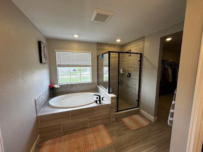 Building Photo - "Spacious 4-Bedroom Retreat in Aurora with 2.5 Baths in Murphy Creek!"