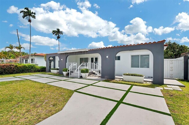 Building Photo - 301 SW 30th Ct