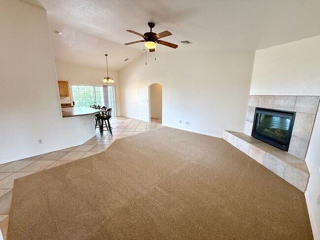Building Photo - Beautiful 3 Bed / 2 Bath Home Backing to Cerbat Cliffs Golf Course!