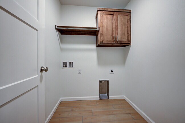 Building Photo - 323 Woodrock St