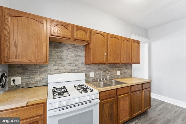 Building Photo - 246 W Abbottsford Ave