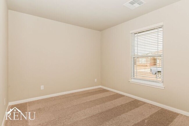 Building Photo - 1605 Maroon Dr