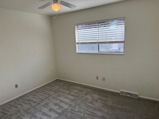 Building Photo - LARGE TOWNHOUSE IN CENTENNIAL!!!