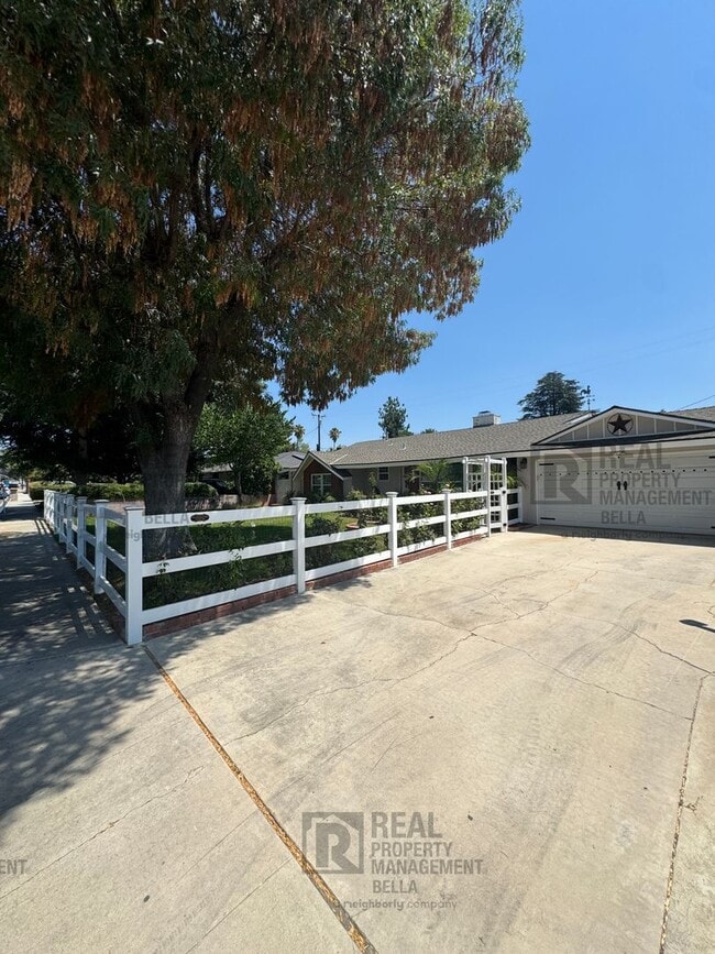 Building Photo - 3-Bed, 2-Bath Oasis in Hemet with Sparklin...