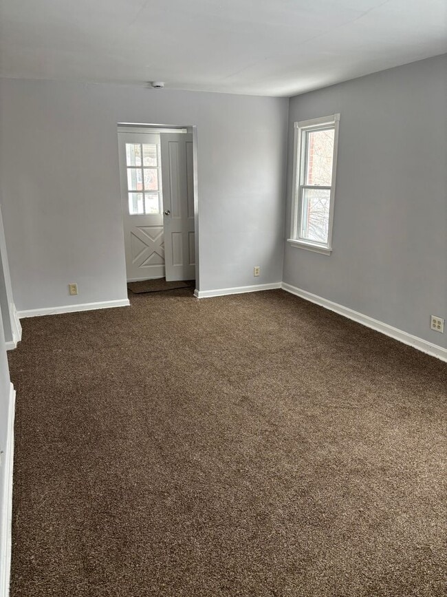 Building Photo - Euclid single home