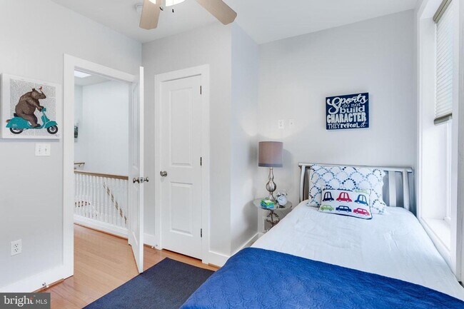 Building Photo - Gorgeous Rowhome Walking Distance to Colum...