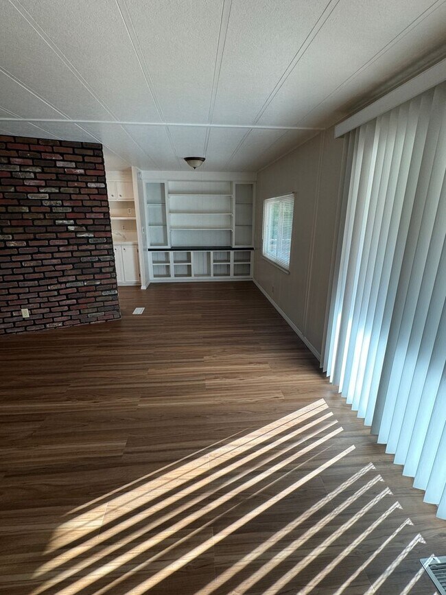 Building Photo - Beautiful rehabbed manufacture home in Lak...