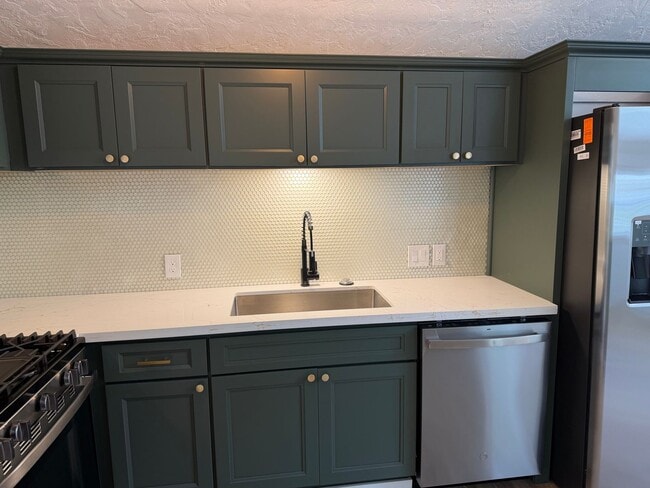 Building Photo - Luxury 1 bedroom 1 bath duplex in a great neighborhood!