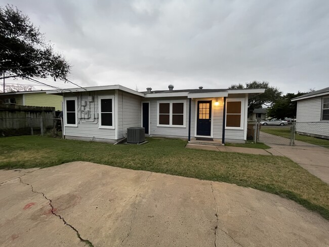 Building Photo - 4434 Kirkwood Dr