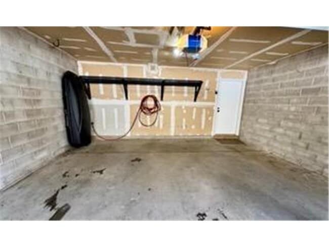 Building Photo - 2831 Kenwood Isles Dr