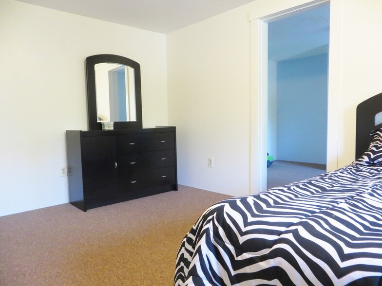 Bdrm with 2 rooms - 82 Dill Rd