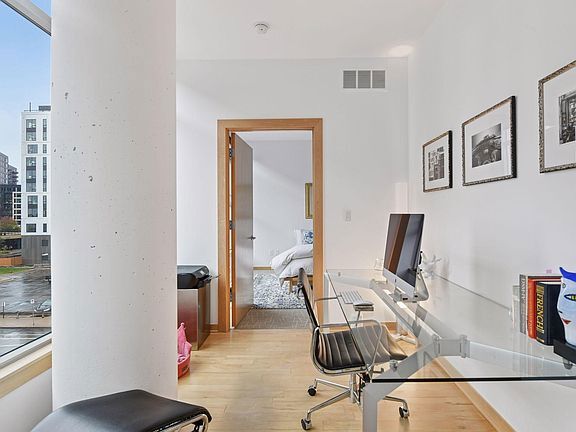 Building Photo - 215 10th Ave S