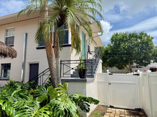 Building Photo - Adorable OLD NE garage 1/1 apartment - FUL...