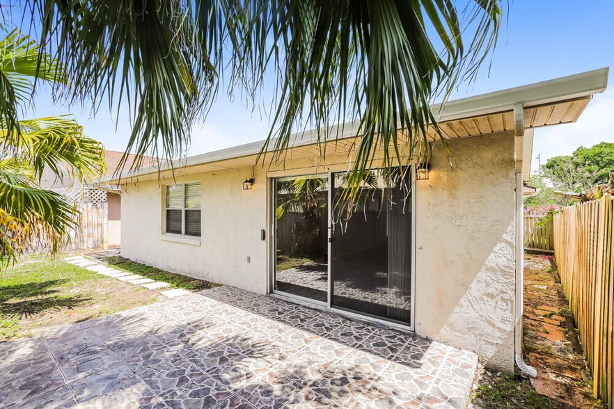 Building Photo - 4406 Suntree Blvd