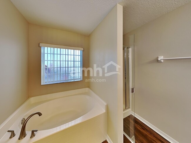 Building Photo - 1913 Southern Oak Loop