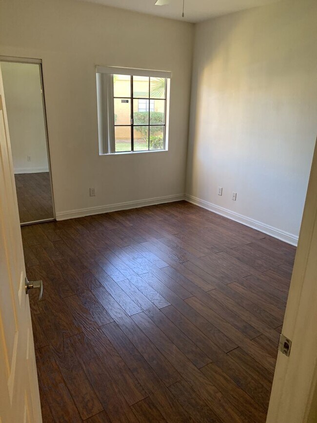 Building Photo - Beautiful one bedroom first floor condo!