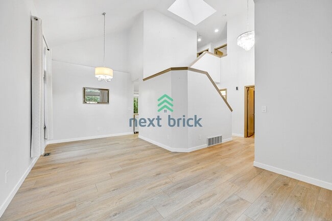 Building Photo - 3 BED & 2.5 BATH FOR RENT