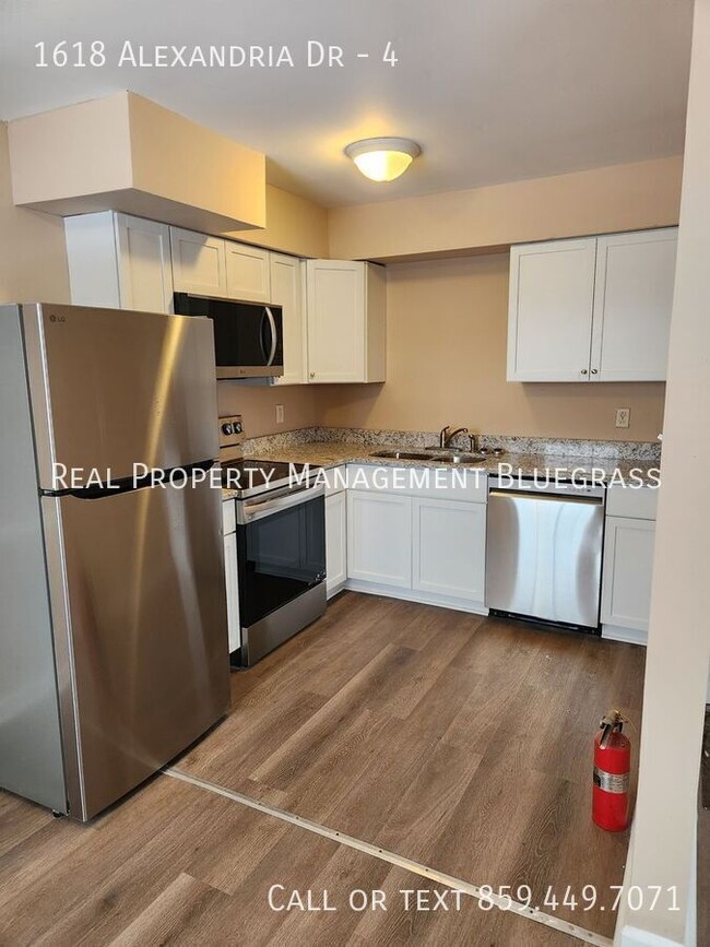 Building Photo - Convenient 2 Bedroom Townhome with Garage