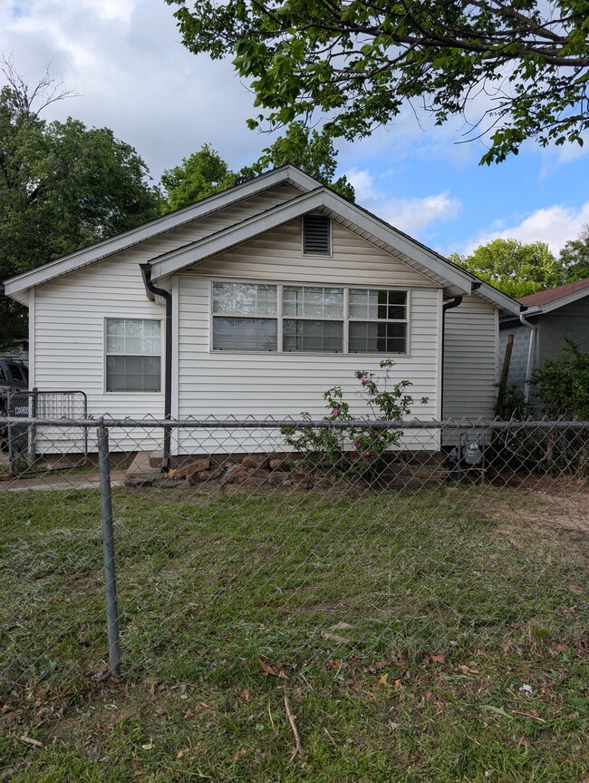 Building Photo - 1318 W Huntsville Ave