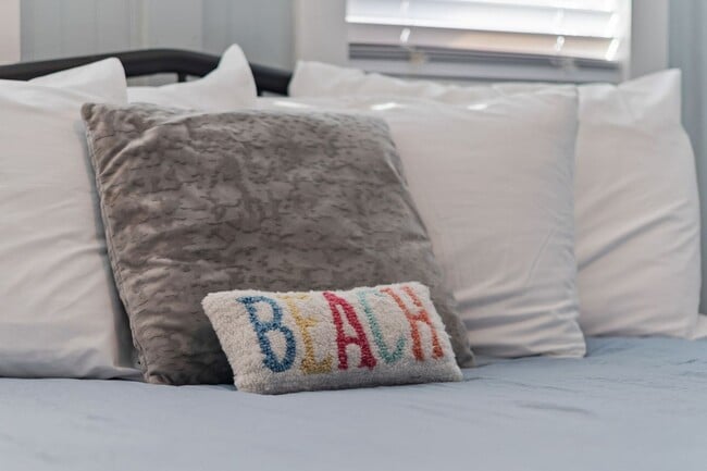 Building Photo - SNOWBIRD RENTAL- 4 blocks 2 Sea & Fire Pit