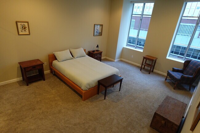 Building Photo - 914 Main St