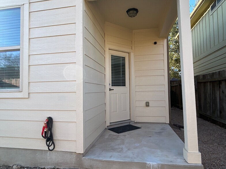 Building Photo - Room in Condo on Red Bud Ridge Ln