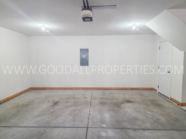 Building Photo - Summer Special! 2-Bedroom, 2.5-Bath Townhome in Urbandale with 2-Car Attached Garage