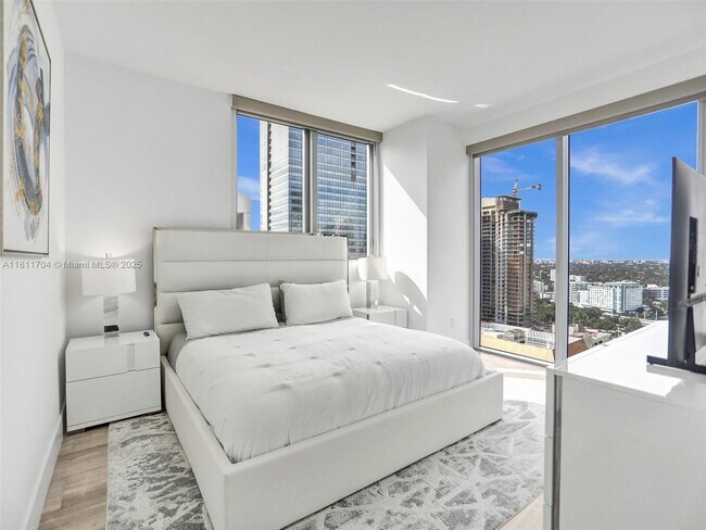 Building Photo - 1300 Brickell Bay Dr