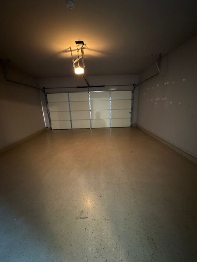 Building Photo - 3br 2ba duplex with 2 car garage!