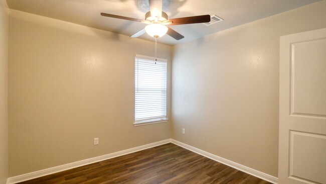 Building Photo - 2208 John Ross Ct