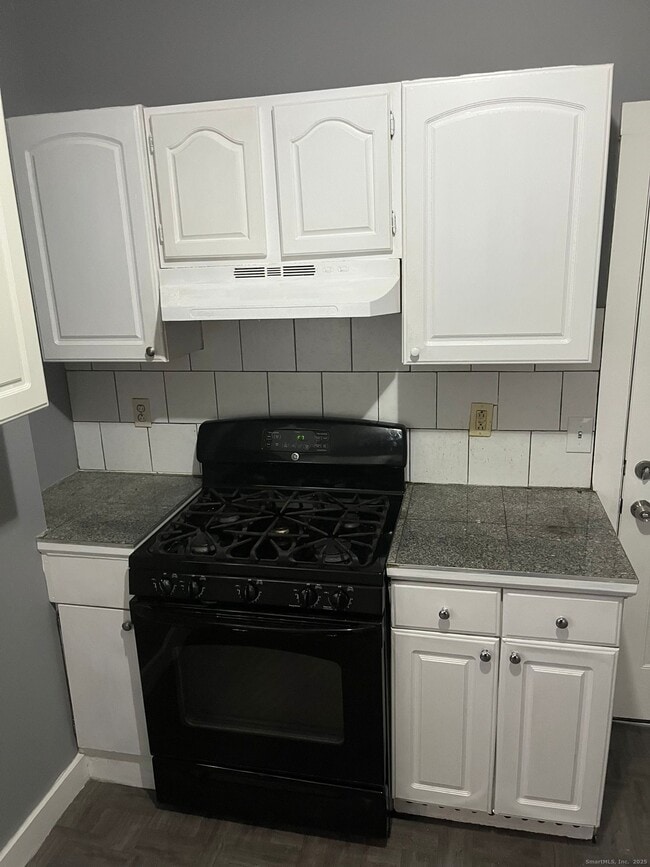 Primary Photo - 402 Bond St