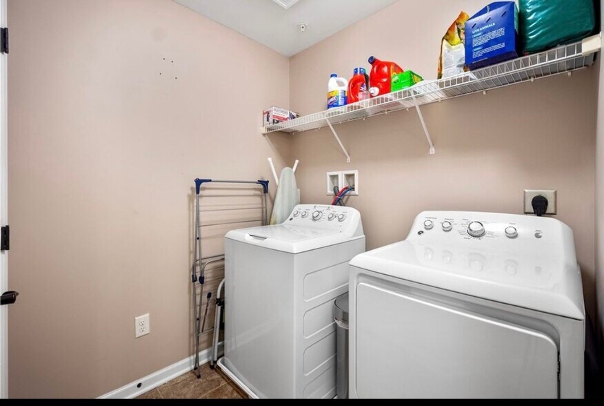 Building Photo - 294 Maple Ridge Dr