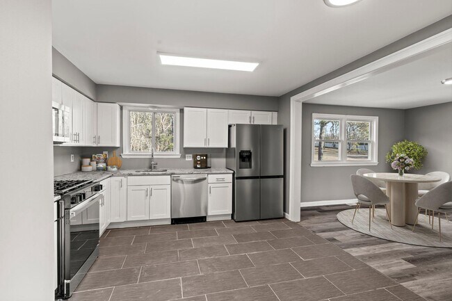 Building Photo - 2344 Fernwood Ave