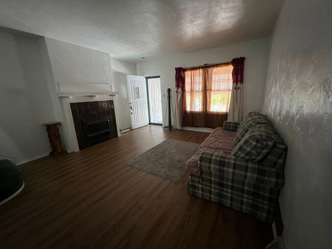 Building Photo - Sharpsburg - 3 BR House, Dining Room, Larg...