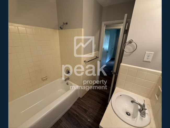 Building Photo - $1,150! 3Bed/ 1.5 Bath House! Apply by 3/5 to get half off your first month.