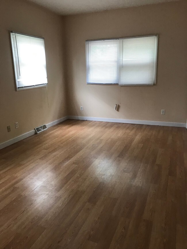 Building Photo - 904 S University St